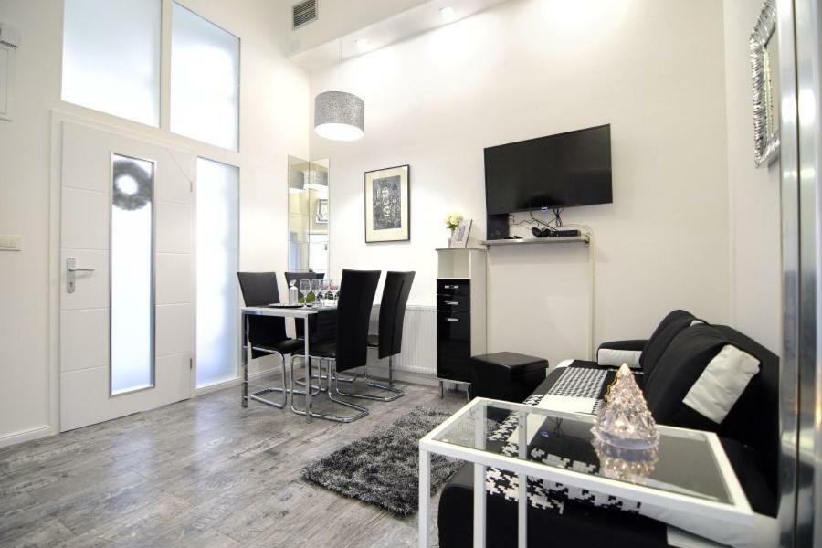 Lea Apartment - Free Parking In Front For 2 Cars ザグレブ エクステリア 写真