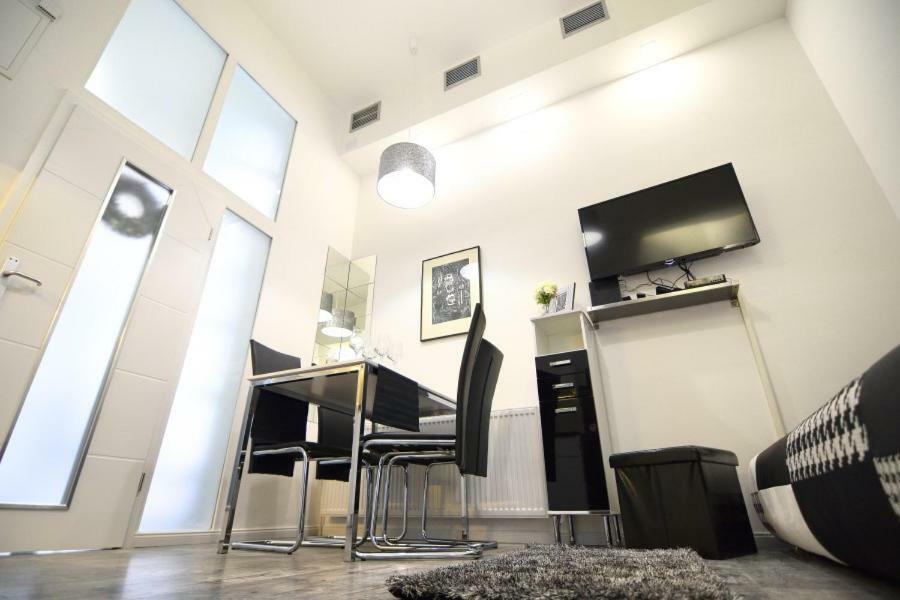Lea Apartment - Free Parking In Front For 2 Cars ザグレブ エクステリア 写真