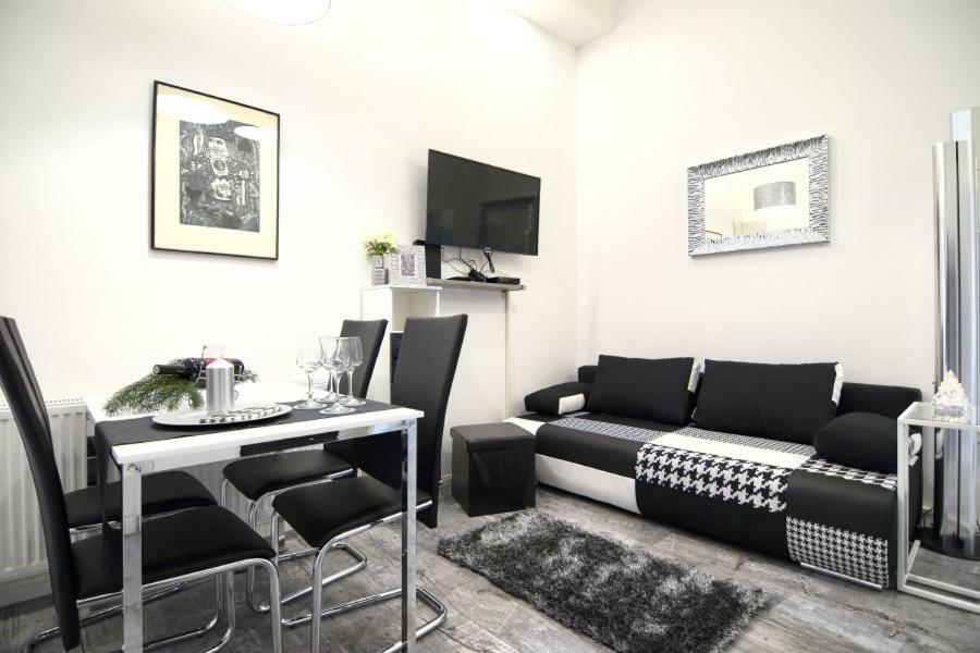 Lea Apartment - Free Parking In Front For 2 Cars ザグレブ エクステリア 写真